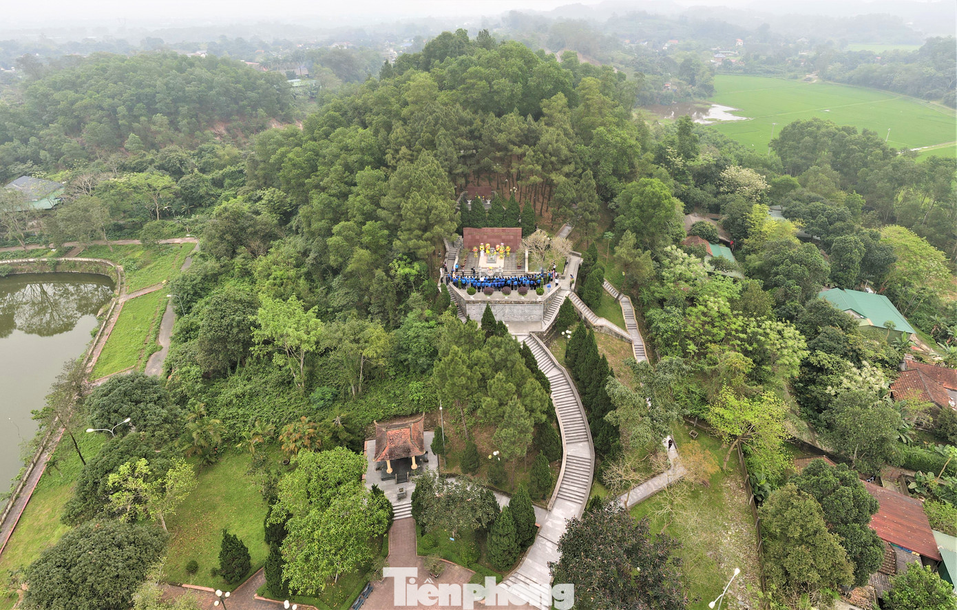 Cùng ngày, đoàn đại biểu đã đến dâng hương, hoa tại khu mộ Tổng Bí thư Trần Phú (huyện Đức Thọ). Cùng ngày, đoàn đại biểu đã đến dâng hương, hoa tại khu mộ Tổng Bí thư Trần Phú (huyện Đức Thọ).