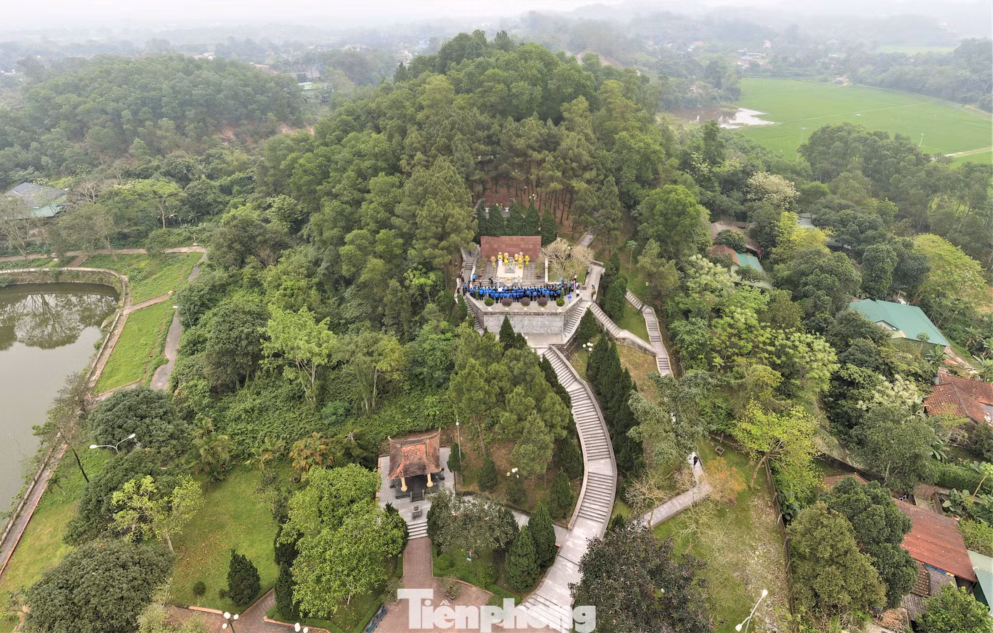 Cùng ngày, đoàn đại biểu đã đến dâng hương, hoa tại khu mộ Tổng Bí thư Trần Phú (huyện Đức Thọ).