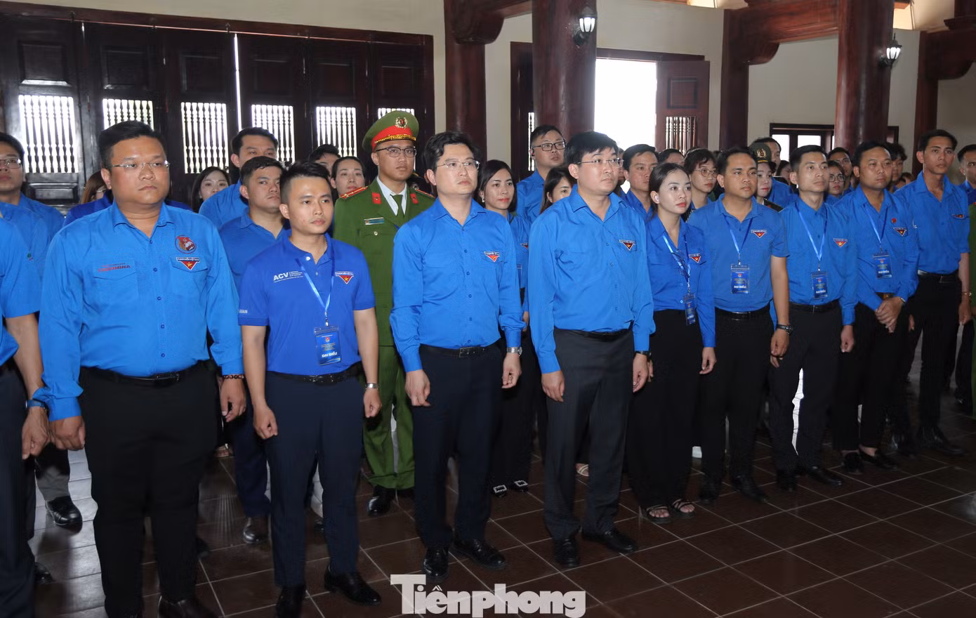 Chiều cùng ngày, Đoàn công tác cũng trở về Khu tưởng niệm Anh hùng liệt sĩ Lý Tự Trọng (xã Việt Tiến, huyện Thạch Hà) để dâng hương lên khu mộ và nhà tưởng niệm.