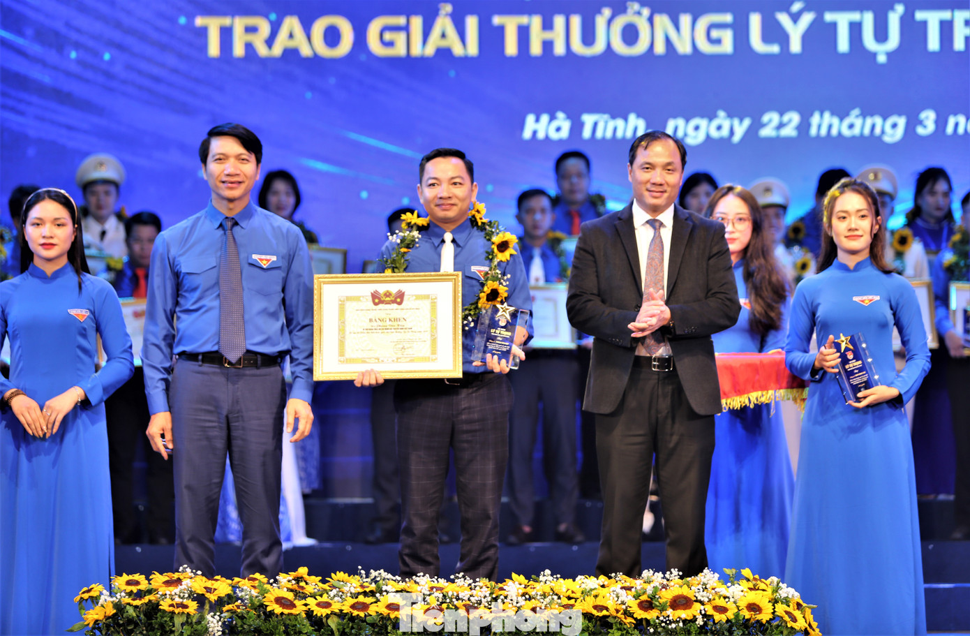 100 đại biểu trên cả nước đã được T.Ư Đoàn TNCS Hồ Chí Minh trao tặng Giải thưởng Lý Tự Trọng năm 2024. 100 đại biểu trên cả nước đã được T.Ư Đoàn TNCS Hồ Chí Minh trao tặng Giải thưởng Lý Tự Trọng năm 2024.