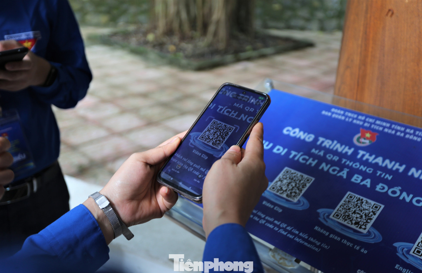 Đoàn TNCS Hồ Chí Minh tỉnh Hà Tĩnh phối hợp với các đơn vị cũng triển khai đặt các bảng gắn mã QR qua công nghệ VR360 sẽ giúp du khách tìm hiểu đầy đủ thông tin về Ngã ba Đồng Lộc. Bên trong là dữ liệu, hình ảnh, video giới thiệu về lịch sử và câu chuyện của địa chỉ đỏ. Đoàn TNCS Hồ Chí Minh tỉnh Hà Tĩnh phối hợp với các đơn vị cũng triển khai đặt các bảng gắn mã QR qua công nghệ VR360 sẽ giúp du khách tìm hiểu đầy đủ thông tin về Ngã ba Đồng Lộc. Bên trong là dữ liệu, hình ảnh, video giới thiệu về lịch sử và câu chuyện của địa chỉ đỏ.