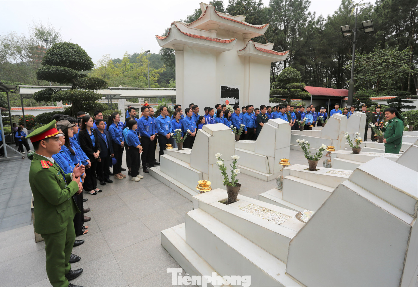 Được nghe giới thiệu về ý nghĩa lịch sử nơi hy sinh anh dũng của 10 cô gái thanh niên xung phong... Các đại biểu bày tỏ lòng cảm phục và niềm xúc động lớn lao trước những người anh hùng trẻ tuổi đã chiến đấu, hy sinh cho nền hòa bình, độc lập, thống nhất của Tổ quốc. Được nghe giới thiệu về ý nghĩa lịch sử nơi hy sinh anh dũng của 10 cô gái thanh niên xung phong... Các đại biểu bày tỏ lòng cảm phục và niềm xúc động lớn lao trước những người anh hùng trẻ tuổi đã chiến đấu, hy sinh cho nền hòa bình, độc lập, thống nhất của Tổ quốc.