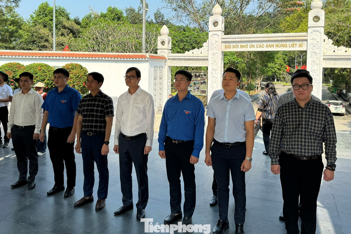 Chiều 22/3, anh Bùi Quang Huy - Ủy viên dự khuyết Ban chấp hành T.Ư Đảng, Bí thư thứ nhất Ban chấp hành T.Ư Đoàn, Chủ nhiệm Ủy ban Quốc gia về thanh niên Việt Nam cùng đoàn công tác đã đến dâng hương, dâng hoa tại Khu di tích ngã ba Đồng Lộc và Khu tưởng niệm anh Lý Tự Trọng (tỉnh Hà Tĩnh). Cùng đi có anh Nguyễn Ngọc Lương - Bí thư Thường trực T.Ư Đoàn, Chủ tịch Hội Liên hiệp Thanh niên Việt Nam. Chiều 22/3, anh Bùi Quang Huy - Ủy viên dự khuyết Ban chấp hành T.Ư Đảng, Bí thư thứ nhất Ban chấp hành T.Ư Đoàn, Chủ nhiệm Ủy ban Quốc gia về thanh niên Việt Nam cùng đoàn công tác đã đến dâng hương, dâng hoa tại Khu di tích ngã ba Đồng Lộc và Khu tưởng niệm anh Lý Tự Trọng (tỉnh Hà Tĩnh). Cùng đi có anh Nguyễn Ngọc Lương - Bí thư Thường trực T.Ư Đoàn, Chủ tịch Hội Liên hiệp Thanh niên Việt Nam.