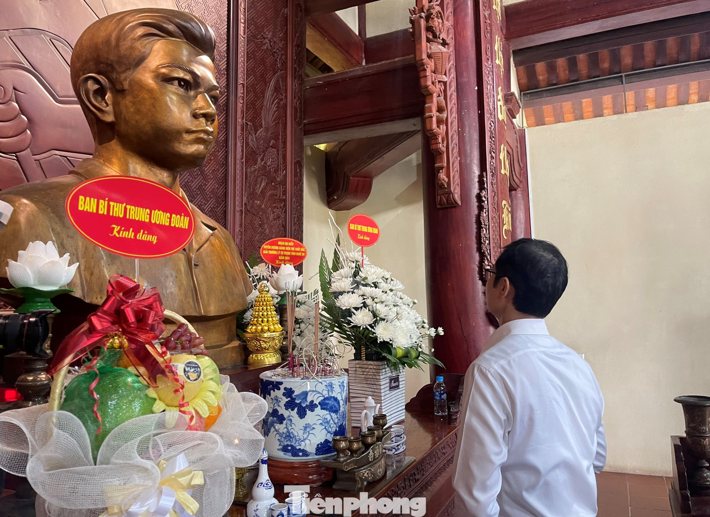 Bí thư thứ nhất T.Ư Đoàn Bùi Quang Huy dâng hoa tại khu nhà tưởng niệm anh Lý Tự Trọng. Bí thư thứ nhất T.Ư Đoàn Bùi Quang Huy dâng hoa tại khu nhà tưởng niệm anh Lý Tự Trọng.