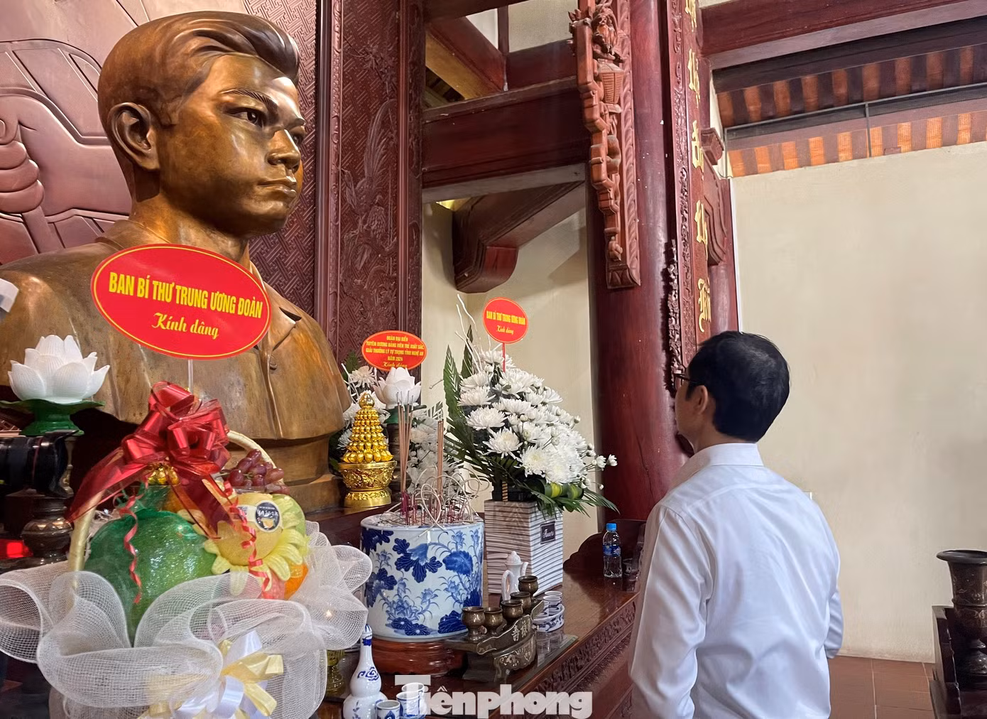 Bí thư thứ nhất T.Ư Đoàn Bùi Quang Huy dâng hoa tại khu nhà tưởng niệm anh Lý Tự Trọng.