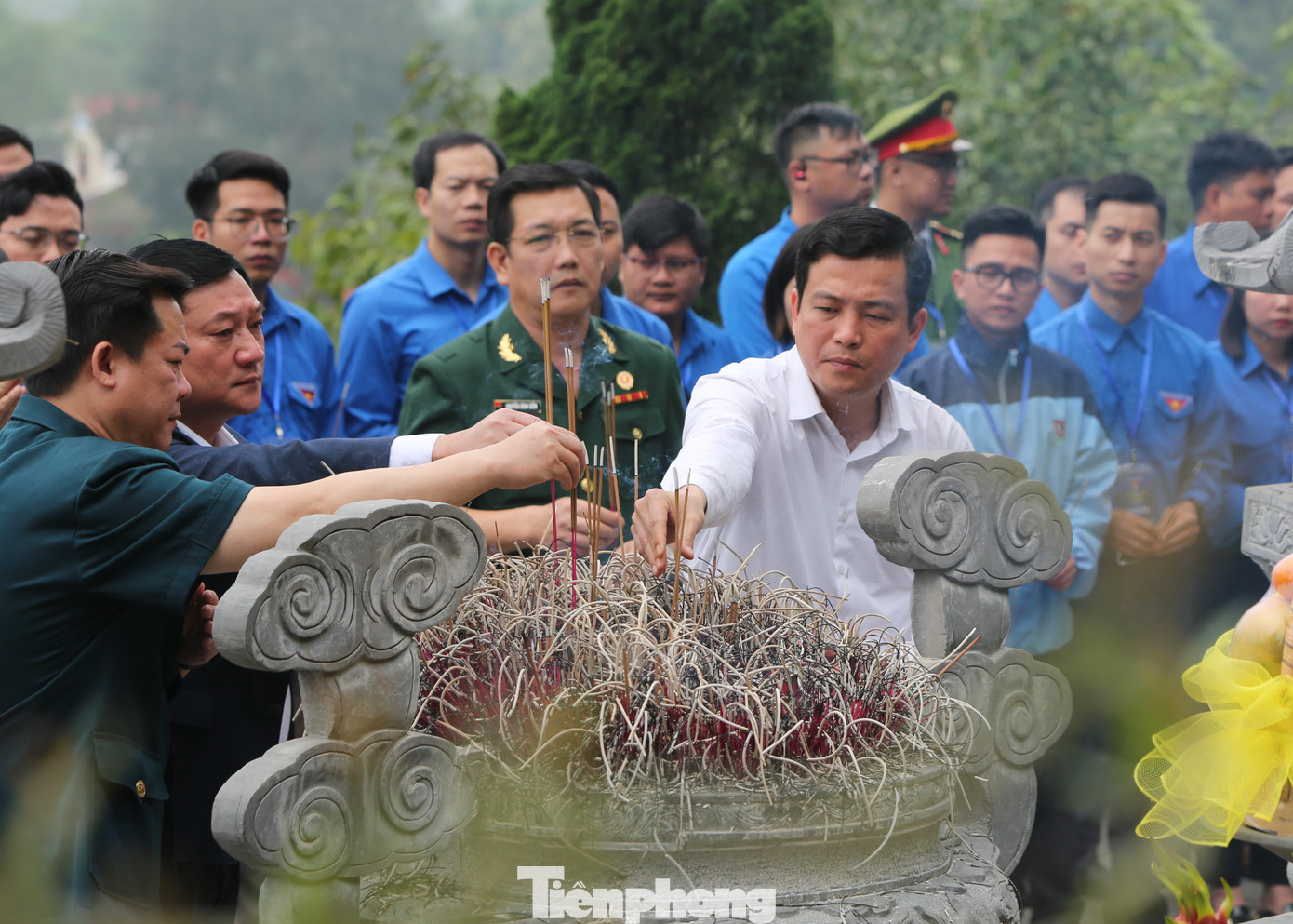 Bí thư Huyện ủy Đức Thọ Nguyễn Thành Đồng cùng đoàn công tác của T.Ư đoàn dâng hương tại khu mộ Tổng Bí thư Trần Phú. Bí thư Huyện ủy Đức Thọ Nguyễn Thành Đồng cùng đoàn công tác của T.Ư đoàn dâng hương tại khu mộ Tổng Bí thư Trần Phú.