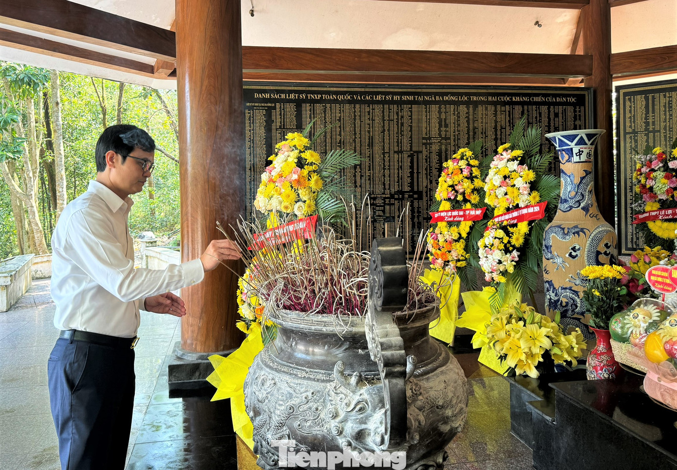 Tại Khu di tích Ngã ba Đồng Lộc (huyện Can Lộc), đoàn đã đặt vòng hoa, dâng nén tâm hương, bày tỏ lòng biết ơn vô hạn đối với công lao to lớn của các Anh hùng liệt sĩ đã hiến trọn tuổi thanh xuân, hy sinh vì độc lập dân tộc, tự do của Tổ quốc. Tại Khu di tích Ngã ba Đồng Lộc (huyện Can Lộc), đoàn đã đặt vòng hoa, dâng nén tâm hương, bày tỏ lòng biết ơn vô hạn đối với công lao to lớn của các Anh hùng liệt sĩ đã hiến trọn tuổi thanh xuân, hy sinh vì độc lập dân tộc, tự do của Tổ quốc.