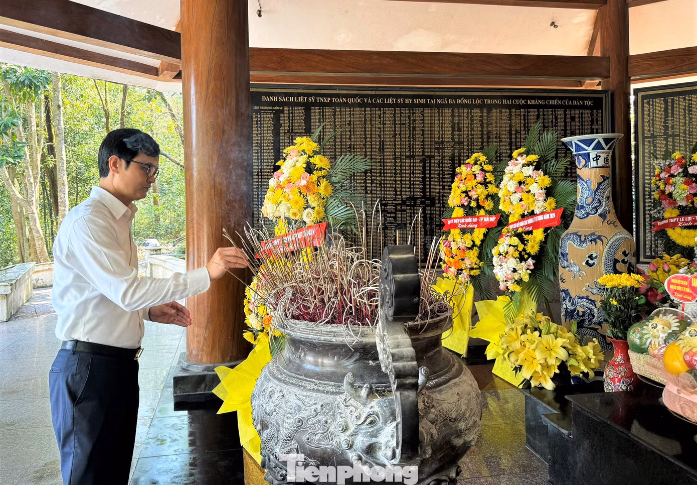 Tại Khu di tích Ngã ba Đồng Lộc (huyện Can Lộc), đoàn đã đặt vòng hoa, dâng nén tâm hương, bày tỏ lòng biết ơn vô hạn đối với công lao to lớn của các Anh hùng liệt sĩ đã hiến trọn tuổi thanh xuân, hy sinh vì độc lập dân tộc, tự do của Tổ quốc.
