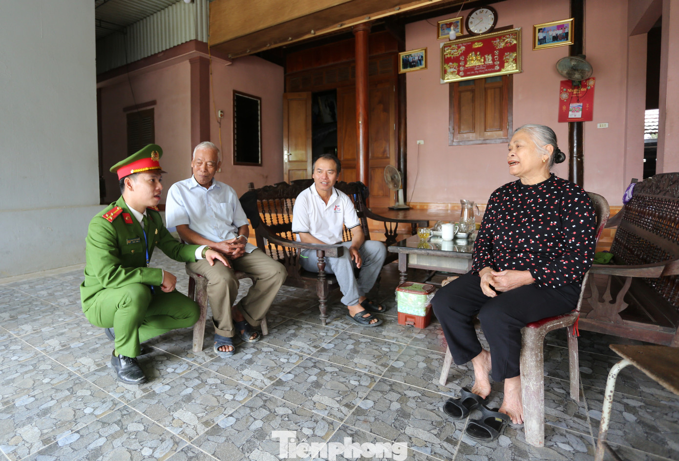 Các cán bộ Đoàn trẻ nhận Giải thưởng Lý Tự Trọng năm 2024 vui vẻ trò chuyện, tìm hiểu cuộc sống người dân địa phương. Các cán bộ Đoàn trẻ nhận Giải thưởng Lý Tự Trọng năm 2024 vui vẻ trò chuyện, tìm hiểu cuộc sống người dân địa phương.