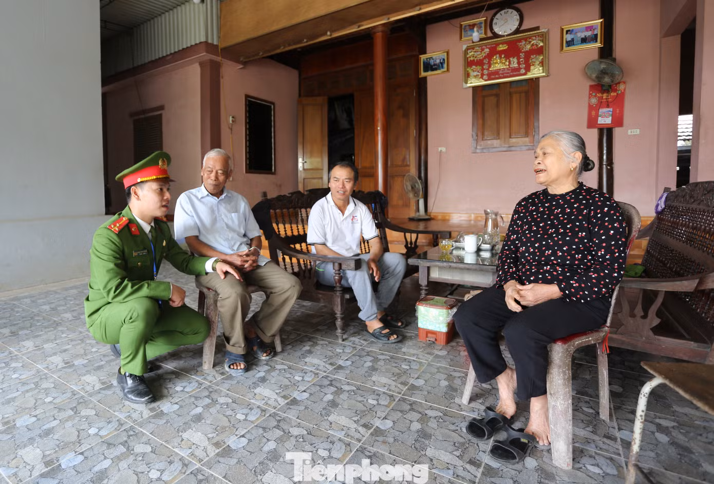 Các cán bộ Đoàn trẻ nhận Giải thưởng Lý Tự Trọng năm 2024 vui vẻ trò chuyện, tìm hiểu cuộc sống người dân địa phương.
