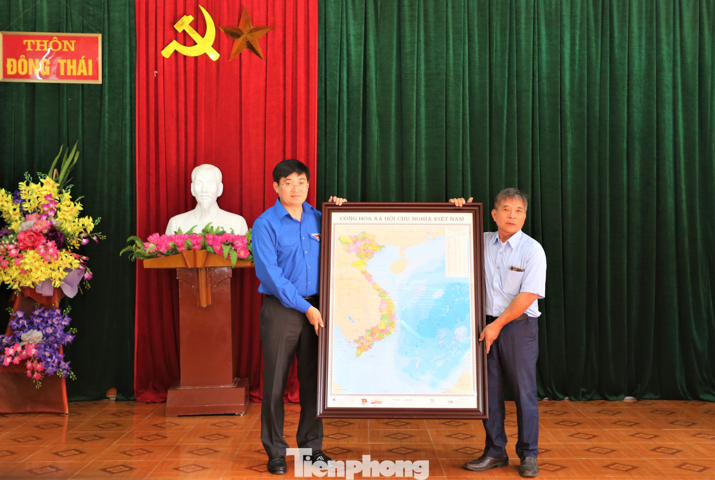 Tại nhà nhà văn hóa cộng đồng thôn Đông Thái, xã Tùng Ảnh (huyện Đức Thọ), Hội Cựu chiến binh Việt Nam, Hội Cựu chiến binh Cơ quan T.Ư Đoàn đã trao tặng hai căn nhà tình nghĩa cho gia đình có hoàn cảnh khó khăn, mỗi căn trị giá 70 triệu đồng. Tại nhà nhà văn hóa cộng đồng thôn Đông Thái, xã Tùng Ảnh (huyện Đức Thọ), Hội Cựu chiến binh Việt Nam, Hội Cựu chiến binh Cơ quan T.Ư Đoàn đã trao tặng hai căn nhà tình nghĩa cho gia đình có hoàn cảnh khó khăn, mỗi căn trị giá 70 triệu đồng.