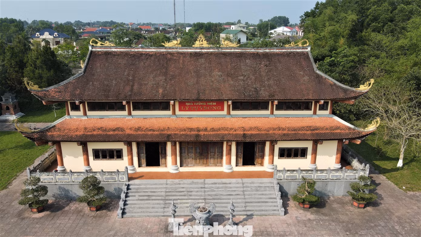 Năm 2011, hài cốt Anh hùng Lý Tự Trọng được tìm thấy tại TP.HCM rồi chuyển về quê nhà Hà Tĩnh. Nơi vị anh hùng an nghỉ nay được xây dựng thành Khu tưởng niệm linh thiêng, trang nghiêm.