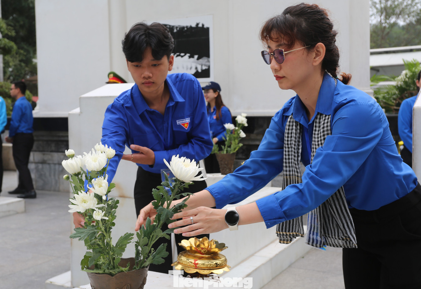 “Lần thứ 4 tôi đến Ngã ba Đồng Lộc nhưng lúc nào vẫn giữ trọn vẹn cảm xúc, sự xúc động và biết ơn các anh hùng, liệt sĩ đã anh dũng ngã xuống, bảo vệ độc lập, tự do dân tộc”, đại úy Nguyễn Thanh Thủy – Phó Trưởng ban Thanh niên (Công an tỉnh Đắk Lắk) chia sẻ. “Lần thứ 4 tôi đến Ngã ba Đồng Lộc nhưng lúc nào vẫn giữ trọn vẹn cảm xúc, sự xúc động và biết ơn các anh hùng, liệt sĩ đã anh dũng ngã xuống, bảo vệ độc lập, tự do dân tộc”, đại úy Nguyễn Thanh Thủy – Phó Trưởng ban Thanh niên (Công an tỉnh Đắk Lắk) chia sẻ.