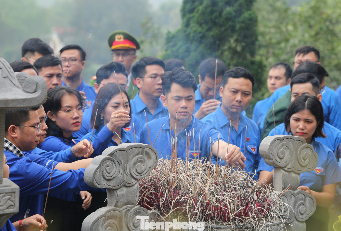 “Lần thứ 4 tôi đến Ngã ba Đồng Lộc nhưng lúc nào vẫn giữ trọn vẹn cảm xúc, sự xúc động và biết ơn các anh hùng, liệt sĩ đã anh dũng ngã xuống, bảo vệ độc lập, tự do dân tộc”, đại úy Nguyễn Thanh Thủy – Phó Trưởng ban Thanh niên (Công an tỉnh Đắk Lắk) chia sẻ. “Lần thứ 4 tôi đến Ngã ba Đồng Lộc nhưng lúc nào vẫn giữ trọn vẹn cảm xúc, sự xúc động và biết ơn các anh hùng, liệt sĩ đã anh dũng ngã xuống, bảo vệ độc lập, tự do dân tộc”, đại úy Nguyễn Thanh Thủy – Phó Trưởng ban Thanh niên (Công an tỉnh Đắk Lắk) chia sẻ.