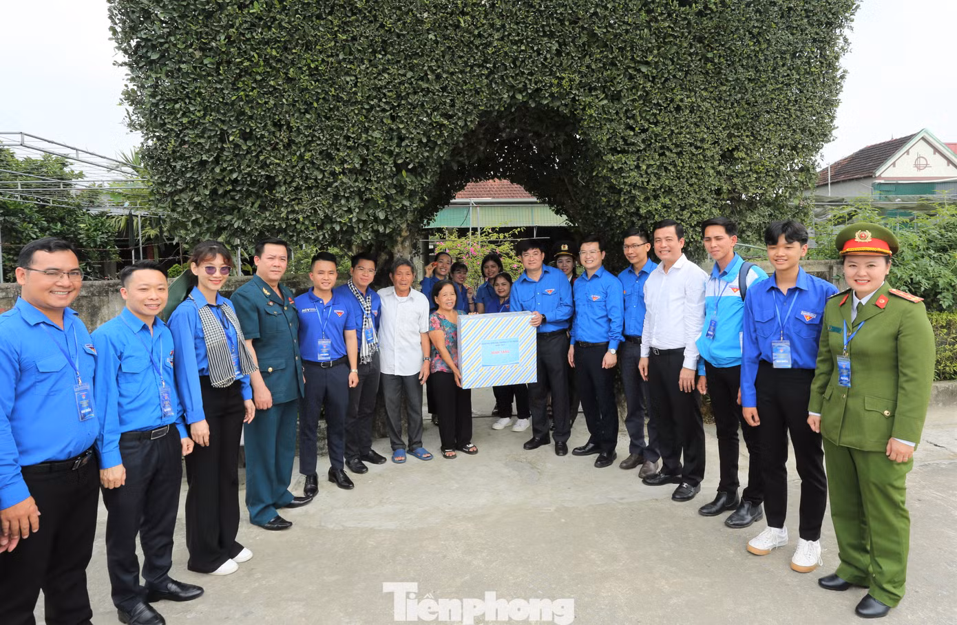 Tại nhà nhà văn hóa cộng đồng thôn Đông Thái, xã Tùng Ảnh (huyện Đức Thọ), Hội Cựu chiến binh Việt Nam, Hội Cựu chiến binh Cơ quan T.Ư Đoàn đã trao tặng hai căn nhà tình nghĩa cho gia đình có hoàn cảnh khó khăn, mỗi căn trị giá 70 triệu đồng.