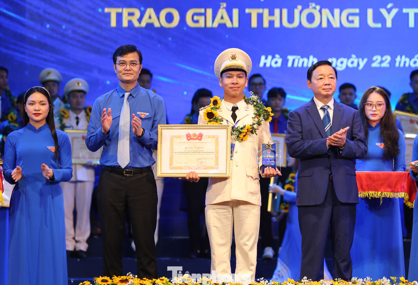 100 đại biểu trên cả nước đã được T.Ư Đoàn TNCS Hồ Chí Minh trao tặng Giải thưởng Lý Tự Trọng năm 2024. 100 đại biểu trên cả nước đã được T.Ư Đoàn TNCS Hồ Chí Minh trao tặng Giải thưởng Lý Tự Trọng năm 2024.