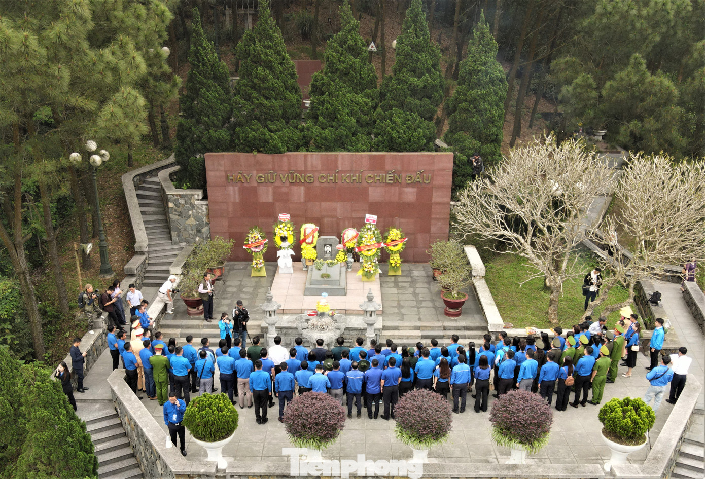 Khu mộ đồng chí Trần Phú đặt trên đồi Quần Hội, có diện tích hơn 47.000m2, hướng nhìn ra bến Tam Soa. Khu mộ khởi công xây dựng vào tháng 1/2000 và hoàn thành vào tháng 4/2004, đúng dịp kỷ niệm 100 năm ngày sinh cố Tổng Bí thư đầu tiên của Đảng. Khu mộ đồng chí Trần Phú đặt trên đồi Quần Hội, có diện tích hơn 47.000m2, hướng nhìn ra bến Tam Soa. Khu mộ khởi công xây dựng vào tháng 1/2000 và hoàn thành vào tháng 4/2004, đúng dịp kỷ niệm 100 năm ngày sinh cố Tổng Bí thư đầu tiên của Đảng.