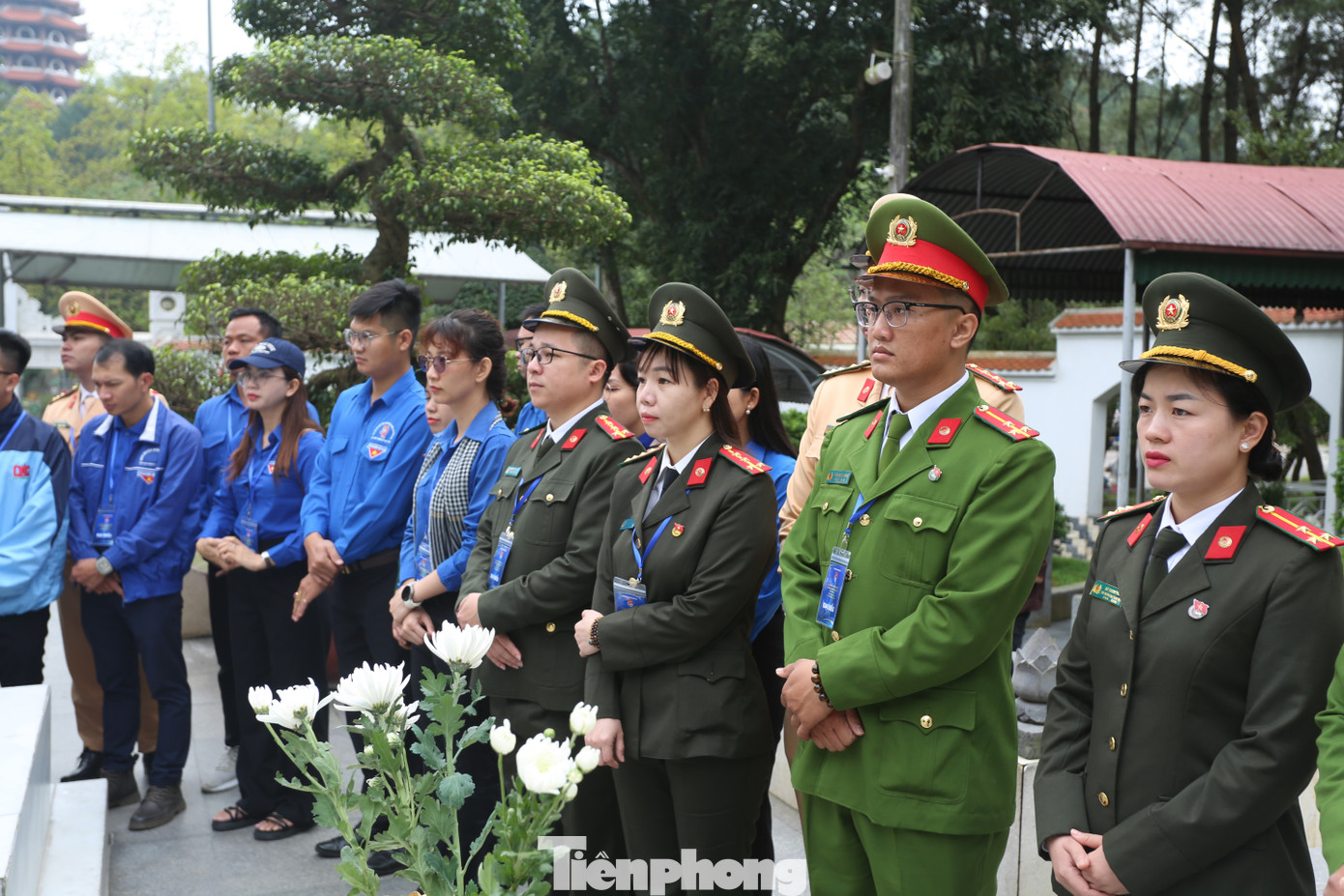 “Lần thứ 4 tôi đến Ngã ba Đồng Lộc nhưng lúc nào vẫn giữ trọn vẹn cảm xúc, sự xúc động và biết ơn các anh hùng, liệt sĩ đã anh dũng ngã xuống, bảo vệ độc lập, tự do dân tộc”, đại úy Nguyễn Thanh Thủy – Phó Trưởng ban Thanh niên (Công an tỉnh Đắk Lắk) chia sẻ. “Lần thứ 4 tôi đến Ngã ba Đồng Lộc nhưng lúc nào vẫn giữ trọn vẹn cảm xúc, sự xúc động và biết ơn các anh hùng, liệt sĩ đã anh dũng ngã xuống, bảo vệ độc lập, tự do dân tộc”, đại úy Nguyễn Thanh Thủy – Phó Trưởng ban Thanh niên (Công an tỉnh Đắk Lắk) chia sẻ.