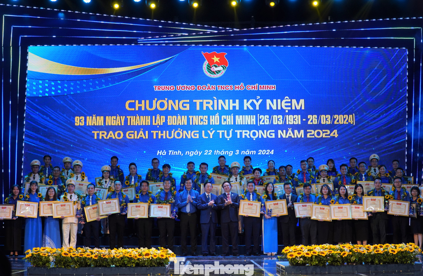 Cán bộ nhận giải thưởng chụp ảnh lưu niệm. Cán bộ nhận giải thưởng chụp ảnh lưu niệm.