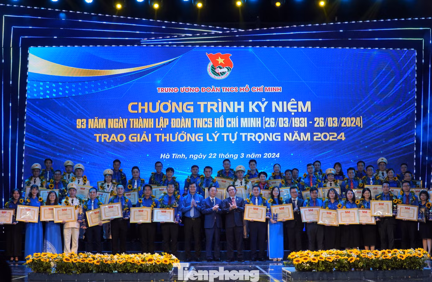 Cán bộ nhận giải thưởng chụp ảnh lưu niệm.