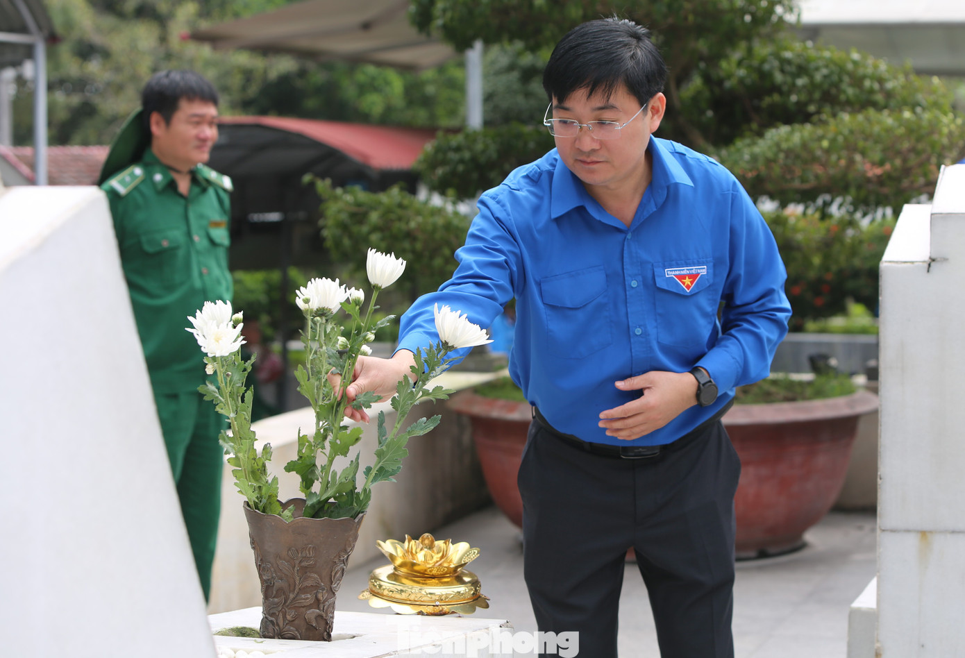 Anh Bùi Minh Tuấn - Ủy viên Ban thường vụ, Trưởng ban Tổ chức T.Ư Đoàn dâng hoa lên mộ 10 nữ anh hùng thanh niên xung phong tại Ngã ba Đồng Lộc. Anh Bùi Minh Tuấn - Ủy viên Ban thường vụ, Trưởng ban Tổ chức T.Ư Đoàn dâng hoa lên mộ 10 nữ anh hùng thanh niên xung phong tại Ngã ba Đồng Lộc.