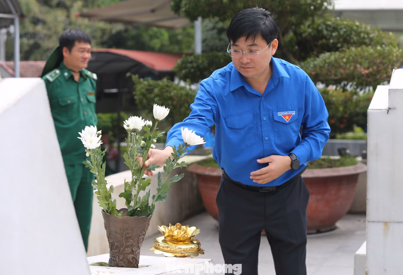 Anh Bùi Minh Tuấn - Ủy viên Ban thường vụ, Trưởng ban Tổ chức T.Ư Đoàn dâng hoa lên mộ 10 nữ anh hùng thanh niên xung phong tại Ngã ba Đồng Lộc.