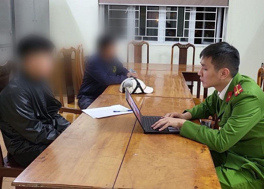 Cảnh sát làm việc với người gây ra vụ việc.