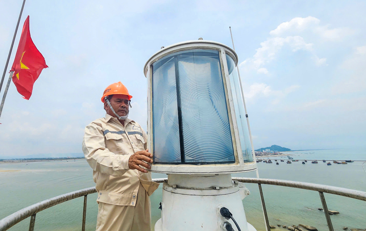 Đèn hải đăng bắt đầu chiếu sáng từ 18h hôm trước đến 6h sáng hôm sau, đảm bảo dẫn hướng an toàn cho tàu thuyền trong suốt thời gian hoạt động ban đêm. Ngoài công việc vận hành hệ thống đèn, cán bộ tại trạm còn phải thường xuyên kiểm tra các thiết bị kỹ thuật, vệ sinh bộ phát sáng, thay thế bóng và linh kiện khi cần thiết.