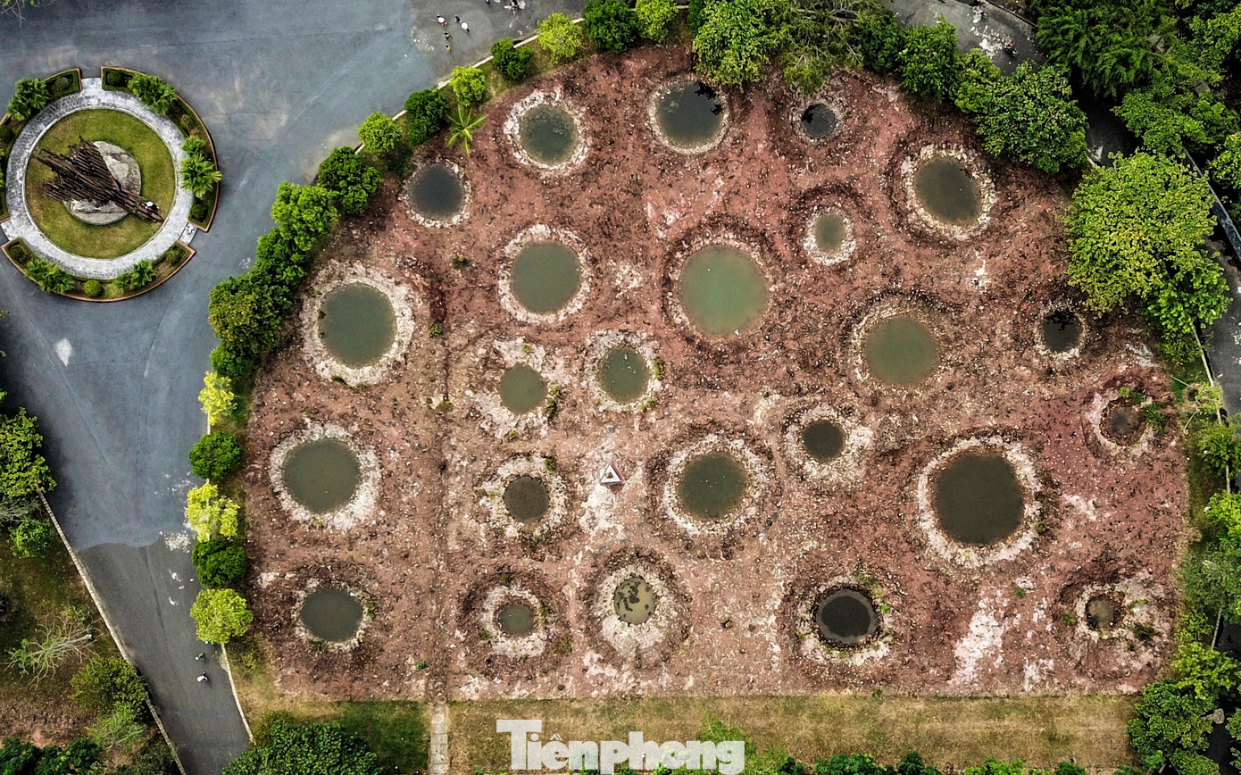 Hình ảnh hố bom chi chít tại Khu di tích lịch sử Quốc gia đặc biệt Ngã ba Đồng Lộc. Theo tài liệu, những năm 1964-1972, Đồng Lộc bị đánh phá liên tục. Từ tháng 4 đến tháng 10/1968, ngã ba Đồng Lộc hứng chịu gần 50.000 quả bom các loại, mặt đất biến dạng, đất đá cày đi xới lại.