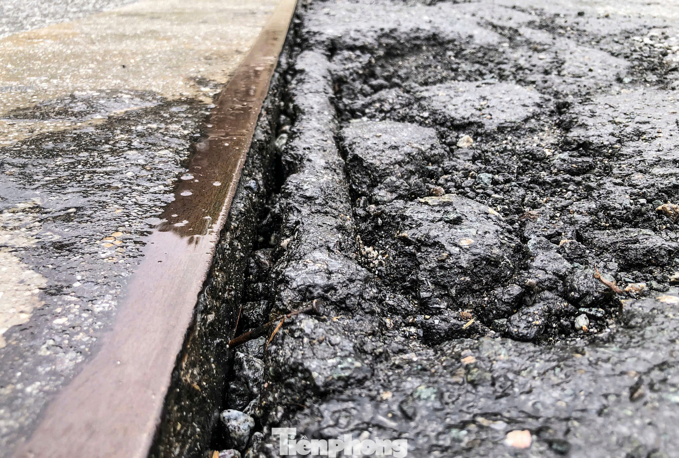 Điểm nối trên mặt cầu Rác cũng bong nhựa, có dấu hiệu xuống cấp.