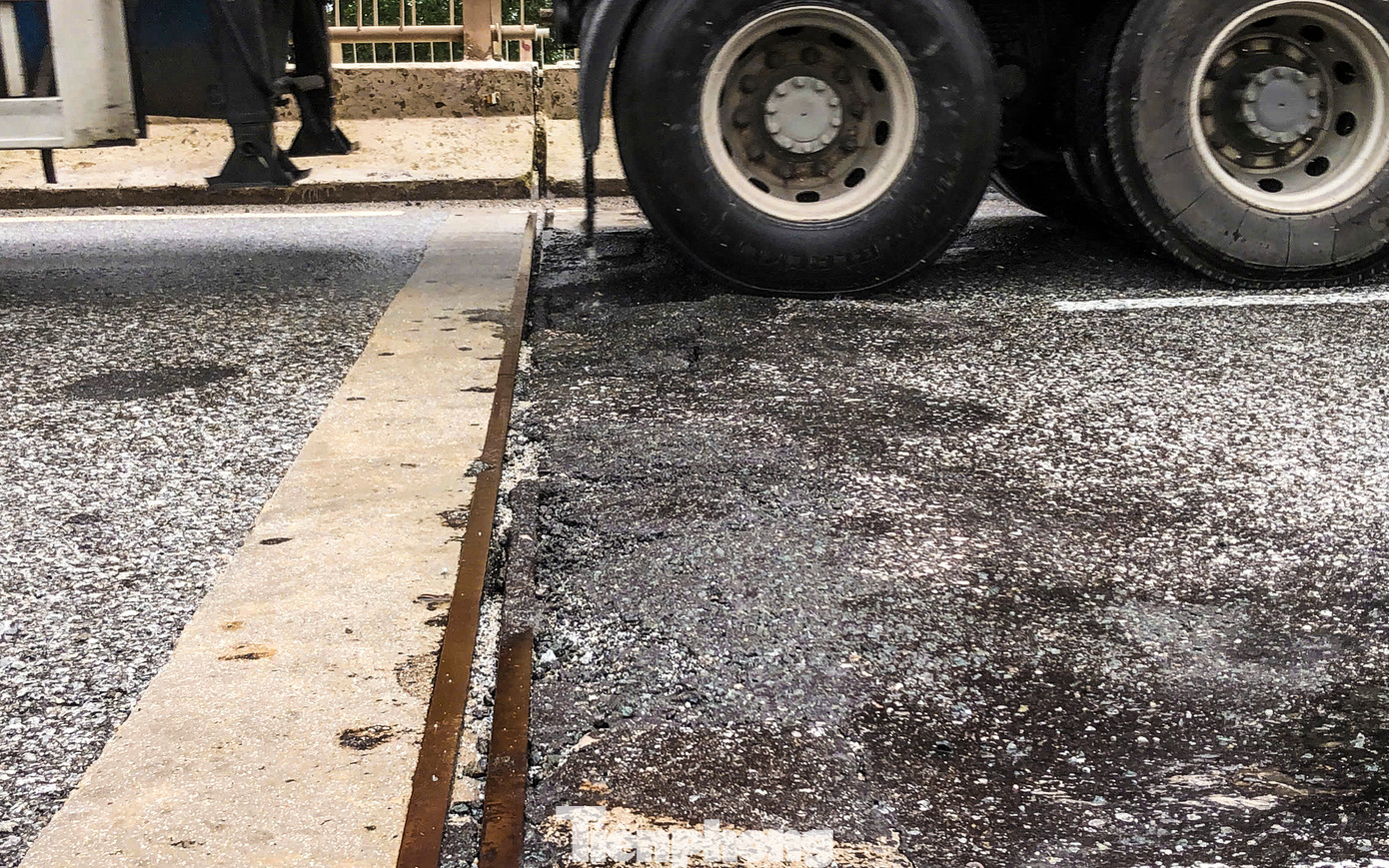 “Mấy hôm nay mưa lớn, nhiều vị trí gần cầu Rác bị bong ra, ổ voi, ổ gà. Đây lại là khúc cua nên khá nguy hiểm cho phương tiện lưu thông”, anh Thông (35 tuổi, huyện Cẩm Xuyên) cho hay.