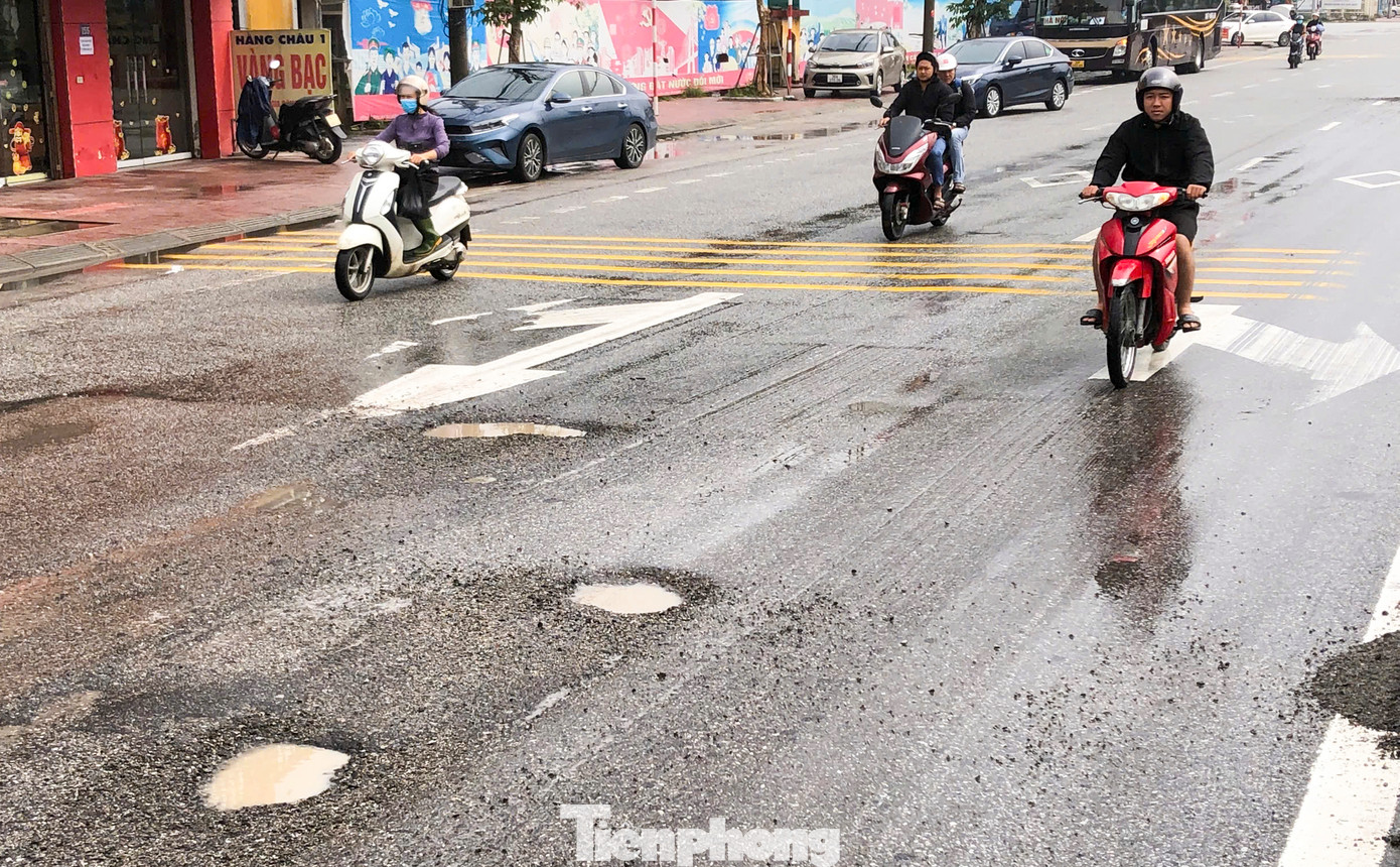 Ngoài các vị trí mặt đường Quốc lộ 1A đoạn từ phía Nam cầu Bến Thủy tới phía Bắc tuyến tránh TP Hà Tĩnh dài 35km được thực hiện theo hình thức BOT bị xuống cấp, đang được đơn vị quản lý sửa chữa, nâng cấp, dọc tuyến đường qua huyện Cẩm Xuyên, Kỳ Anh và thị xã Kỳ Anh cũng xuất hiện nhiều ổ gà, mặt đường hằn lún. Trong ảnh là một vị trí hư hỏng qua thị trấn Cẩm Xuyên (huyện Cẩm Xuyên).