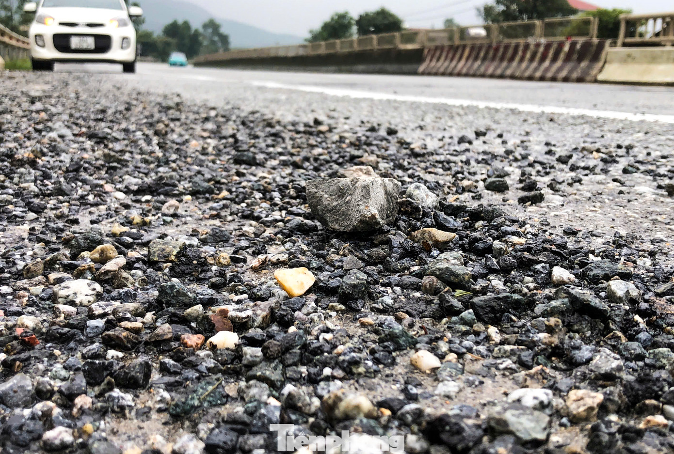 Ông Võ Trường Giang - Trưởng Văn phòng Quản lý đường bộ II.3 (Khu quản lý đường bộ II - Cục đường bộ Việt Nam) cho biết, đơn vị thường xuyên kiểm tra và yêu cầu các đơn vị được giao nhiệm vụ duy tu, bảo dưỡng các vị trí hư hỏng. Trong hình, nhựa mặt đường bong tróc cùng lượng lớn đá, sạn phủ dày mặt đường.