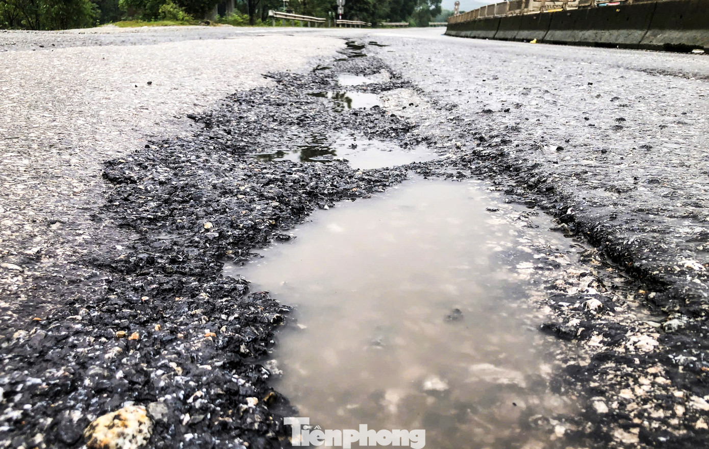 “Mấy hôm nay mưa lớn, nhiều vị trí gần cầu Rác bị bong ra, ổ voi, ổ gà. Đây lại là khúc cua nên khá nguy hiểm cho phương tiện lưu thông”, anh Thông (35 tuổi, huyện Cẩm Xuyên) cho hay.