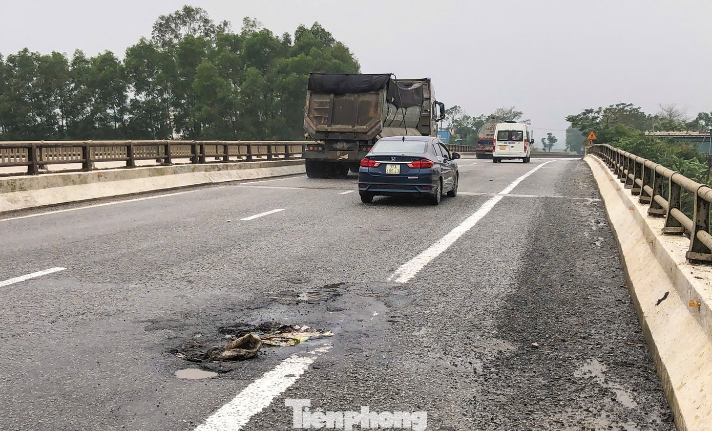 “Mấy hôm nay mưa lớn, nhiều vị trí gần cầu Rác bị bong ra, ổ voi, ổ gà. Đây lại là khúc cua nên khá nguy hiểm cho phương tiện lưu thông”, anh Thông (35 tuổi, huyện Cẩm Xuyên) cho hay.