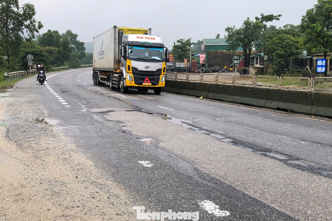 Theo quan sát, tại khu vực Cầu Rác (xã Cẩm Minh, huyện Cẩm Xuyên) nhiều vị trí bề mặt đường bị lồi lõm, xuất hiện một số ổ gà, gây nguy hiểm cho người tham gia giao thông. Tình trạng mặt đường xuống cấp cũng xuất hiện trên tuyến qua xã Kỳ Đồng, Kỳ Khang (huyện Kỳ Anh).