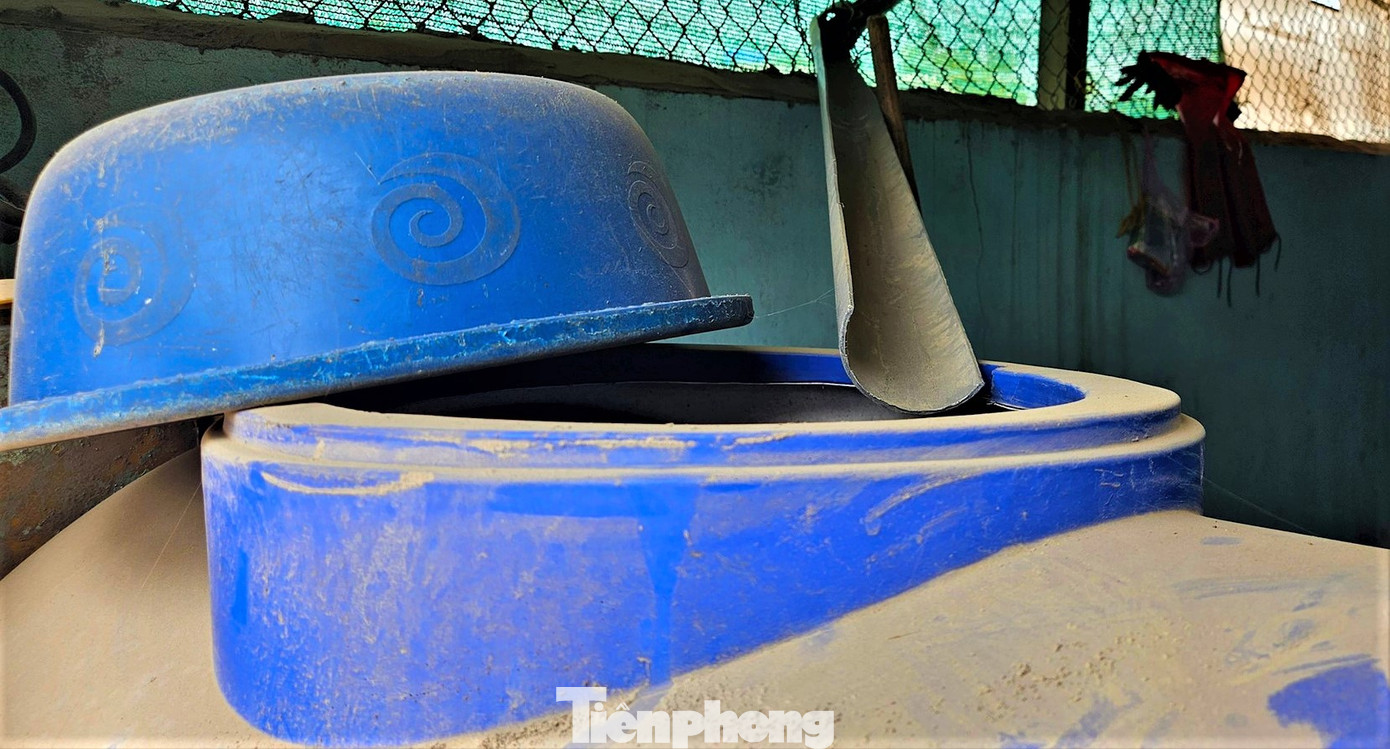 Đường xuống cấp không được sửa chữa trong khi phương tiện qua lại nhiều khiến bụi bay mù mịt, ảnh hưởng cuộc sống người dân 2 bên đường. Đường xuống cấp không được sửa chữa trong khi phương tiện qua lại nhiều khiến bụi bay mù mịt, ảnh hưởng cuộc sống người dân 2 bên đường.