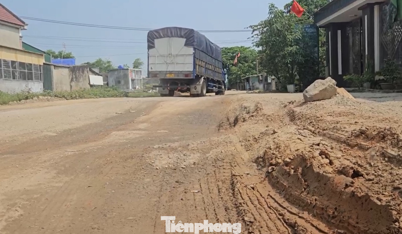 “Mùa nắng bụi bặm, phủ kín, ngày mưa lại lầy lội, thành vũng sình nước, trơn trượt rất nguy hiểm. Tuyến đường lớn mà xấu hơn cả đường thôn, chúng tôi nhiều lần kiến nghị để sửa chữa, nâng cấp tuyến đường nhưng đến nay vẫn nhếch nhác”, bà Võ Thị Loan (53 tuổi, thôn Tân Thắng, xã Kỳ Ninh) cho hay. Trong hình là cảnh nhếch nhác, xuống cấp trên tuyến, từng nhiều vụ tai nạn xảy ra. “Mùa nắng bụi bặm, phủ kín, ngày mưa lại lầy lội, thành vũng sình nước, trơn trượt rất nguy hiểm. Tuyến đường lớn mà xấu hơn cả đường thôn, chúng tôi nhiều lần kiến nghị để sửa chữa, nâng cấp tuyến đường nhưng đến nay vẫn nhếch nhác”, bà Võ Thị Loan (53 tuổi, thôn Tân Thắng, xã Kỳ Ninh) cho hay. Trong hình là cảnh nhếch nhác, xuống cấp trên tuyến, từng nhiều vụ tai nạn xảy ra.