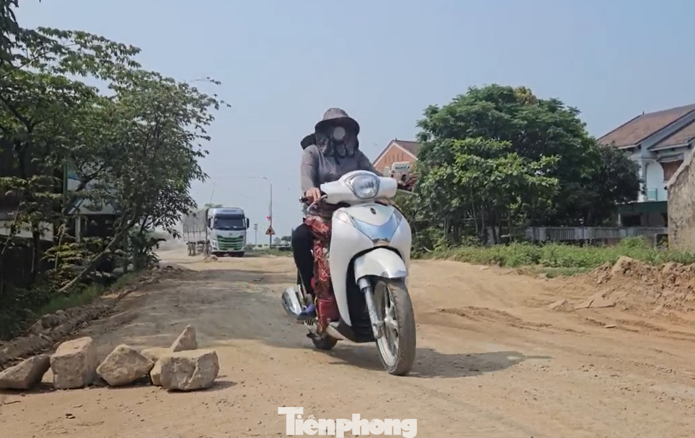 “Năm 2010, dự án từng có nguồn kinh phí thi công song do dự án phải thu hồi một diện tích lớn đất vườn và đất ở của người dân thôn Tân Thắng song địa phương không bố trí được địa điểm tái định cư nên chưa thể bàn giao mặt bằng. Đến năm 2021, khi đã bố trí được vị trí tái định cư cho bà con thì chủ đầu tư lại không còn nguồn vốn để triển khai”, ông Thông nói. “Năm 2010, dự án từng có nguồn kinh phí thi công song do dự án phải thu hồi một diện tích lớn đất vườn và đất ở của người dân thôn Tân Thắng song địa phương không bố trí được địa điểm tái định cư nên chưa thể bàn giao mặt bằng. Đến năm 2021, khi đã bố trí được vị trí tái định cư cho bà con thì chủ đầu tư lại không còn nguồn vốn để triển khai”, ông Thông nói.