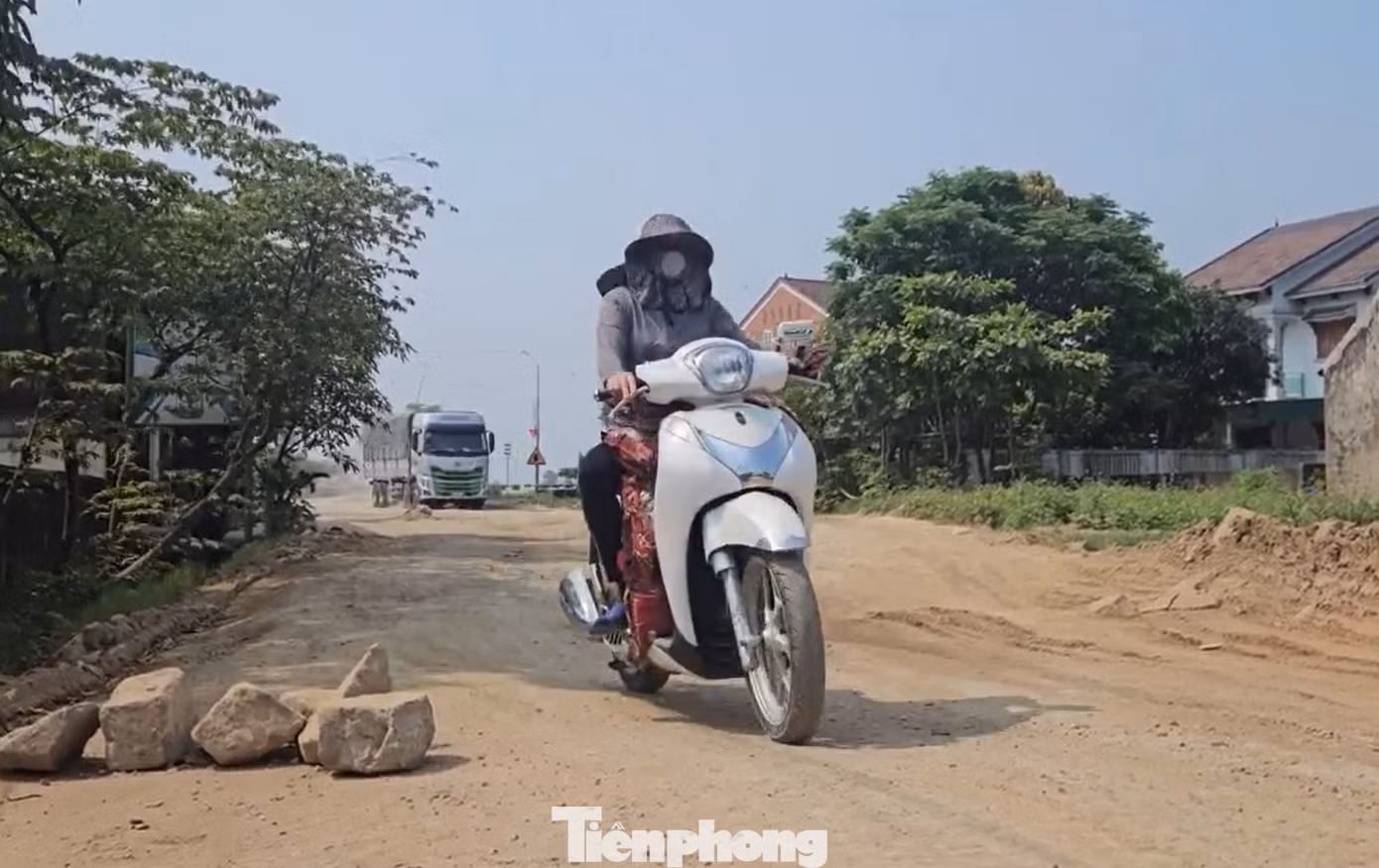“Năm 2010, dự án từng có nguồn kinh phí thi công song do dự án phải thu hồi một diện tích lớn đất vườn và đất ở của người dân thôn Tân Thắng song địa phương không bố trí được địa điểm tái định cư nên chưa thể bàn giao mặt bằng. Đến năm 2021, khi đã bố trí được vị trí tái định cư cho bà con thì chủ đầu tư lại không còn nguồn vốn để triển khai”, ông Thông nói.