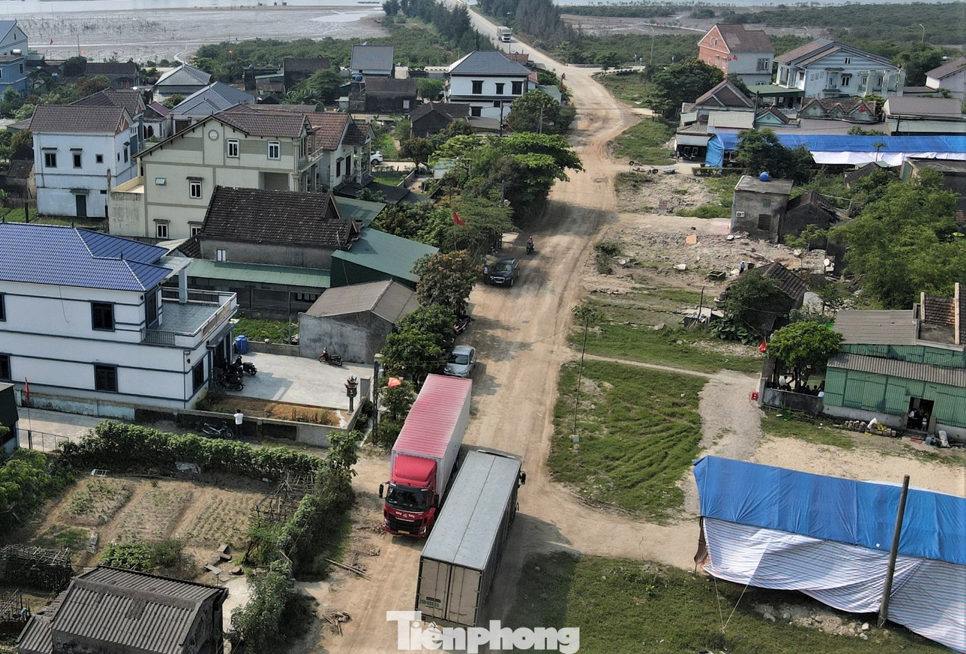 Trong khi đó, lượng xe tải trọng lớn lưu thông nhiều trên tuyến đã tiềm ẩn nguy cơ tai nạn giao thông, ảnh hưởng cuộc sống người dân. Trong khi đó, lượng xe tải trọng lớn lưu thông nhiều trên tuyến đã tiềm ẩn nguy cơ tai nạn giao thông, ảnh hưởng cuộc sống người dân.