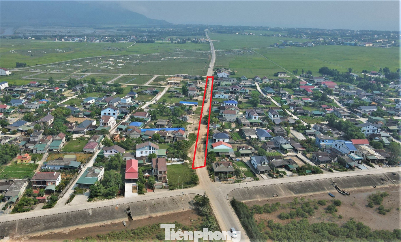 14 năm qua, đoạn đường dài khoảng 350 m (đường màu đỏ) trên Tỉnh lộ 547, còn gọi là đường ven biển Xuân Hội - Thạch Khê - Vũng Áng, đi qua xã Kỳ Ninh, thị xã Kỳ Anh (Hà Tĩnh) vẫn chưa được thi công, trở nên xuống cấp, nhếch nhác. 14 năm qua, đoạn đường dài khoảng 350 m (đường màu đỏ) trên Tỉnh lộ 547, còn gọi là đường ven biển Xuân Hội - Thạch Khê - Vũng Áng, đi qua xã Kỳ Ninh, thị xã Kỳ Anh (Hà Tĩnh) vẫn chưa được thi công, trở nên xuống cấp, nhếch nhác.