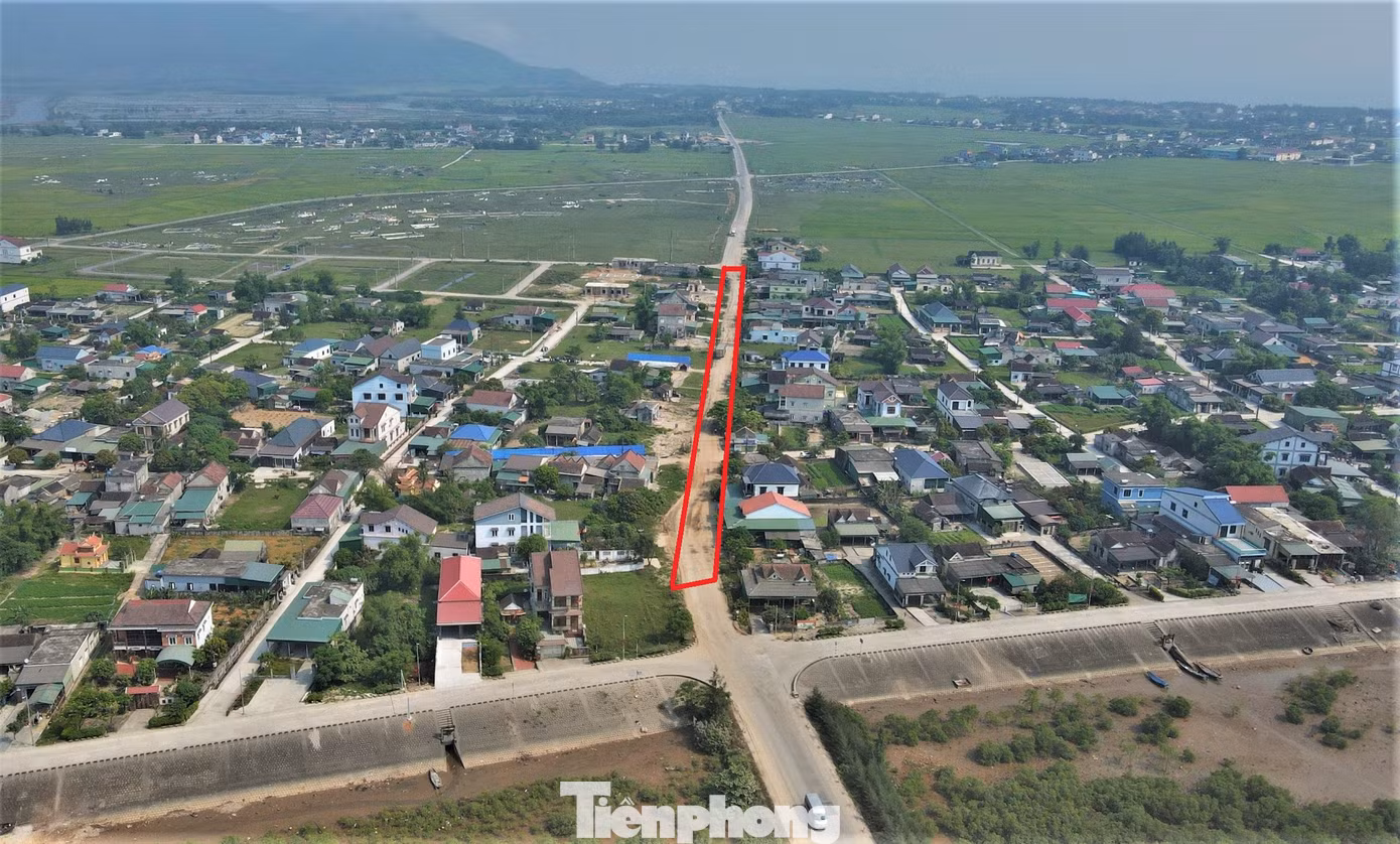 14 năm qua, đoạn đường dài khoảng 350 m (đường màu đỏ) trên Tỉnh lộ 547, còn gọi là đường ven biển Xuân Hội - Thạch Khê - Vũng Áng, đi qua xã Kỳ Ninh, thị xã Kỳ Anh (Hà Tĩnh) vẫn chưa được thi công, trở nên xuống cấp, nhếch nhác.