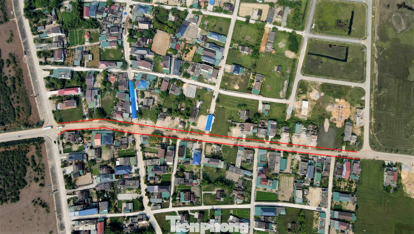 Người dân địa phương cho biết mặt đường xuống cấp, biến dạng với nhiều ổ voi, luống khoai. Người dân địa phương cho biết mặt đường xuống cấp, biến dạng với nhiều ổ voi, luống khoai.