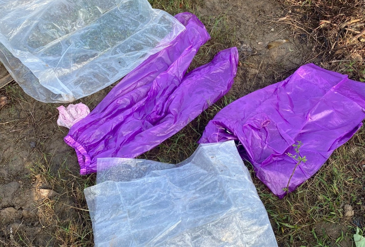 Những dấu vết 2 phạm nhân bỏ lại trong quá trình lẩn trốn. Những dấu vết 2 phạm nhân bỏ lại trong quá trình lẩn trốn.