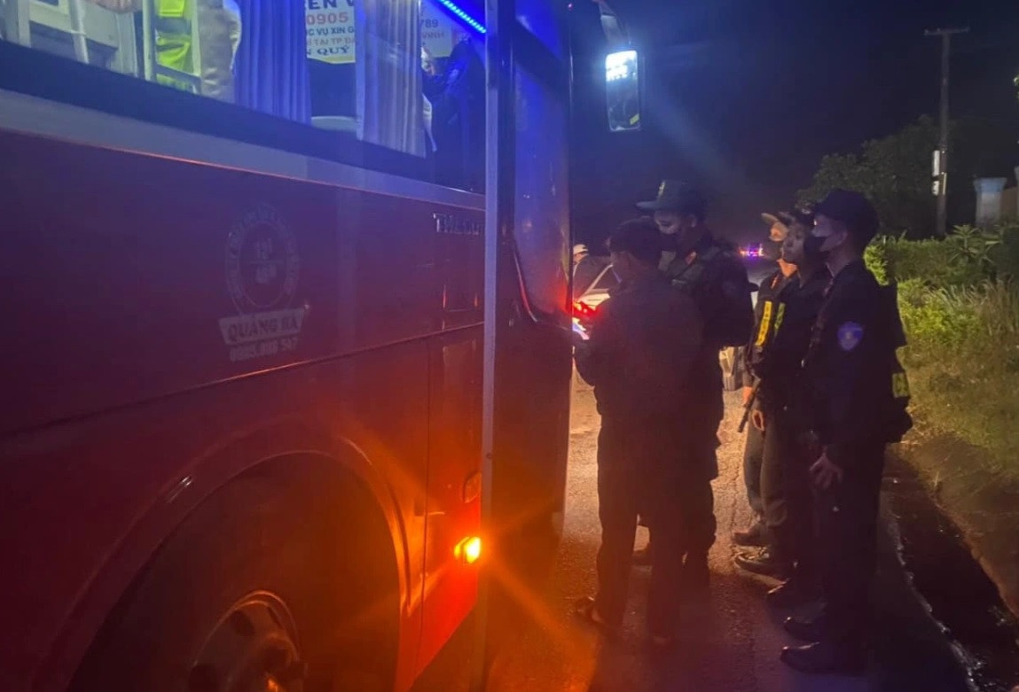 Việc kiểm tra, truy bắt phạm nhân diễn ra xuyên đêm. Đến sáng 8/12, lực lượng chức năng tiếp tục có mặt ở các khu vực, truy tìm các đối tượng.