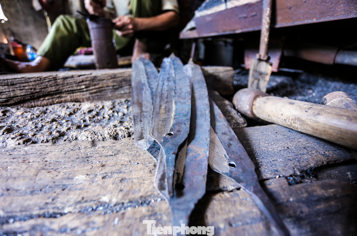 Sản phẩm kim khí ở đây có nét riêng, sắc sảo khiến người dùng ưa thích.