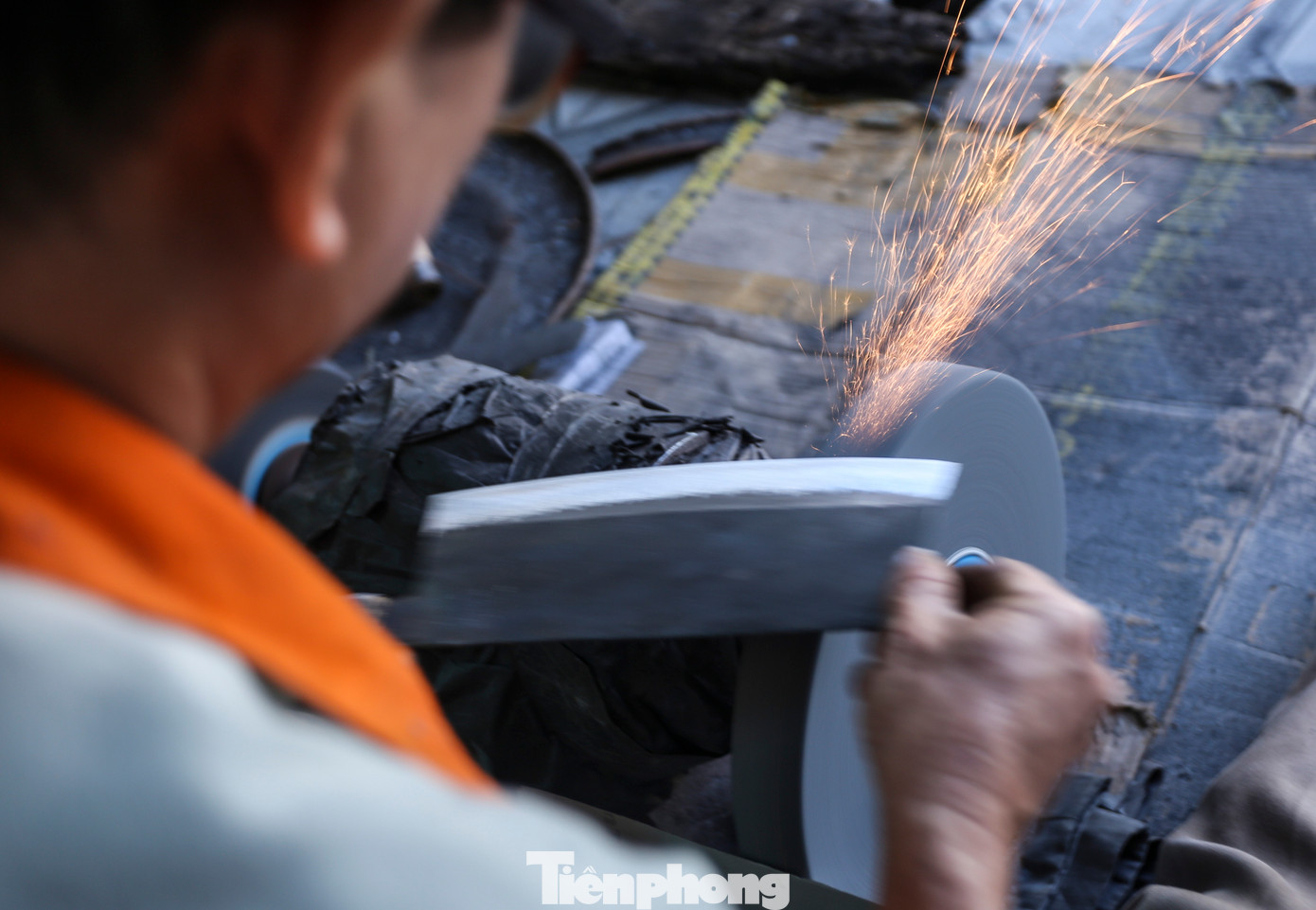 Sản phẩm rèn Trung Lương sắc sảo vì làm thủ công, qua nhiều công đoạn kỹ càng nên nhiều người lựa chọn mua. Thế nhưng, người dân làng nghề rèn Trung Lương đang lo lắng về tương lai không xa khi thị trường cạnh tranh cùng việc không còn nhiều hộ gia đình gắn bó, nghề rèn bao năm sẽ dần mai một.