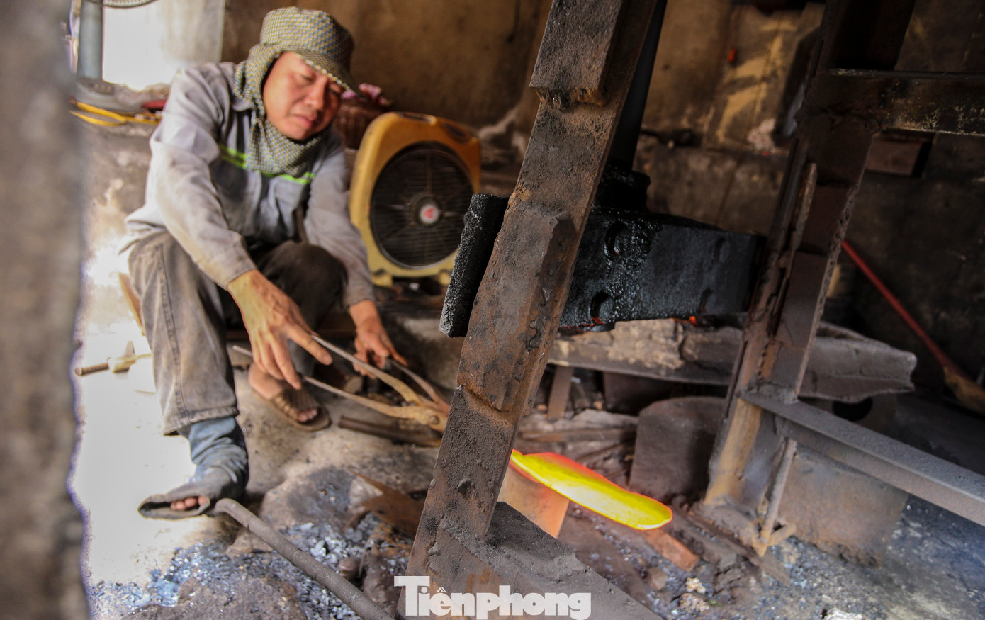 Lãnh đạo UBND phường Trung Lương cho biết làng rèn Trung Lương đã có từ hàng trăm năm qua. Dịp cận Tết Nguyên đán, nhu cầu tăng cao, các hộ làm nghề tất bật hơn để đáp ứng đơn hàng của khách. Là nghề truyền thống song đến nay không chỉ còn khoảng 100 hộ gia đình tại địa phương gắn bó với nghề rèn. Tuy nhiên, làng nghề chưa bao giờ tắt lửa.