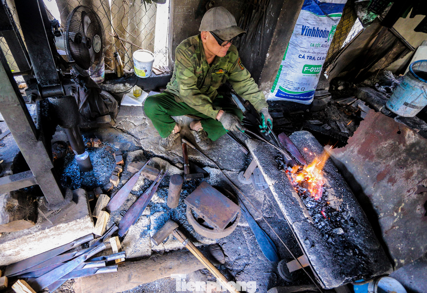 Để có sản phẩm tốt, người làng rèn Trung Lương thường chọn các loại thép tấm, dày hơn 7 mm, độ nung lửa cao.